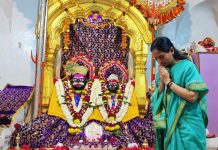 केंद्रीय आरोग्य राज्यमंत्री डॉ. भारती पवार यांनी भैरवनाथांचे दर्शन घेऊन आशिर्वाद घेतला