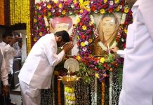 मुख्यमंत्री एकनाथ शिंदे क्रांतीज्योती सावित्रीबाई फुले यांच्या जयंती सोहळ्यानिमित्त उपस्थित राहून त्यांच्या स्मारकाला विनम्रपणे अभिवादन