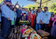 भूमिपुत्र जवान सूरज उल्हास चौबे यांच्या पार्थिवावर पुष्पचक्र अर्पण