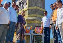शिवस्मारक देवळा येथे प्रतिमेस पुष्पहार अर्पण