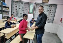 हिंदुहृदयसम्राट शिवसेनाप्रमुख वंदनीय श्रीमान बाळासाहेब ठाकरे यांच्या जयंतीनिमित्त अनाथ मुलांना फळे वाटप .