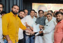 ना.श्री रावसाहेब दानवे दादा यांना मुंबई येथे नाशिक महानगरपालिकेचे माजी सभागृह नेते दिनकर पाटील यांच्या नेतृत्वाखाली निवेदन