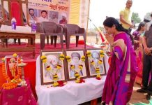 महात्मा जोतिराव फुले यांना जयंतीनिमित्त त्यांच्या प्रतिमेला पुष्पहार अर्पण करून अभिवादन