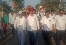 पाथर्डी मार्केट कमीटीच्या सभापती पदी निवड झाल्या बद्दल सुभाषराव बर्डे यांचे हनुमान टाकळीत जोरदार स्वागत