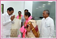 तेलंगाणाचे मुख्यमंत्री के चंद्रशेखर राव यांच्या उपस्थितीत लावणी सम्राज्ञी सुरेखा पुणेकर आणि पप्पूदादा केदार यांचा भारत राष्ट्र समीती पक्षात प्रवेश