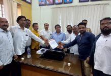 शिवसेना रुग्ण कल्याण समिती तर्फे वैद्यकीय अधिकारी श्री राऊत सर उपजिल्हा रुग्णालय मनमाड यांना शहरामध्ये होणाऱ्या डोळ्यांच्या साथीस प्रतिबंधक उपाय करण्यासाठी चे निवेदन देण्यात आले