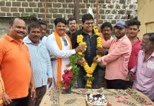 सुफीसंत वली घोडेपीर बाबा दरगाह येथे फुलांची चादर चढवून उदंड आयुष्यासाठी दुआ पठण