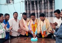 इंडिया एससी एसटी रेल्वे एम्प्लाईज असोसिएशन कारखाना अतिरिक्त मंडळ चे युवा कार्यकर्ते विनोद खरे, पंढरीनाथ पठारे, सुमित अहिरे यांच्या वाढदिवसानिमित्त असोसिएशन तर्फे सत्कार