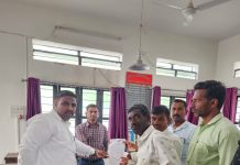 शिक्षकाची परस्पर प्रतिनियुक्ती, संतप्त पालकांचे गटविकास, गटशिक्षण अधिकारी यांना निवेदन