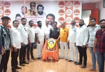 शिवसेना मनमाड शहर तर्फे आज मॉ.साहेब मीनाताई ठाकरे* यांच्या पुण्यतिथी निमित्त आमदार सुहास अण्णा कांदे जनसंपर्क कार्यालय मनमाड येथे प्रतिमेस पुष्पहार