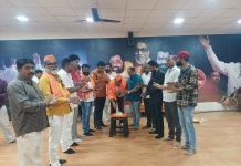 युवासेना शहरअधिकारी श्री.योगेशभाऊ इमले* यांच्या वाढदिवसानिमित्त शाल व पुष्पगुच्छ देऊन सत्कार