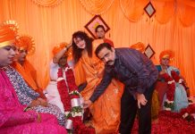 आमदार सुहास आण्णा कांदे व सौ.अंजुम ताई कांदे यांनी केला किन्नरांचा सन्मान