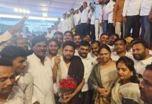 खासदार सुजय विखे हे आमदार मोनिकाताई राजळे आणि सरपंच चारुदत्त वाघ यांच्या कडून सन्मानित