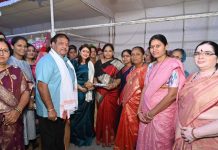 ढाकणेंच्या पाथर्डीतील बचत गटाच्या आनंद मेळाव्यात अभिनेत्री अनिता दाते यांची”माझ्या नवऱ्याची बायको मालीकेची स्टोरी “ऐकून सर्व महीला भारावल्या !