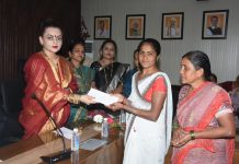 येत्या काही महिन्यात तालुक्यातल्या किमान २५ हजार माता भगिनींना घरातच रोजगार उपलब्ध करून देणार.. आणि त्यांना आर्थिक दृष्ट्या स्वयंपूर्ण बनवणार.. सौ. अंजुम ताई सुहास कांदे