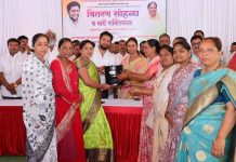 खासदार सुजयदादा विखे यांच्या हस्ते पाथर्डी तालुक्यातील महिला बचत गटांना स्टाॅल व साहित्याचे वाटप