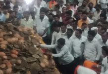 गाडी घुंगराची घेऊनी, बंधुमाझा येईल ग… भट्टीच्या सणाला, मला मढीला नेईल ग… महाराष्ट्रातील पहिली होळी मढीच्या कानिफनाथ गडावर पेटली