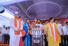 मी सुजयविखे या मराठा बांधवाला विजयी करण्यासाठी येथे आले आहे हे माझ्या जिल्ह्यातील लोकांनी पहावेः भरपावसात पंकजा मुंडेचा विरोधकांना ईशारा!