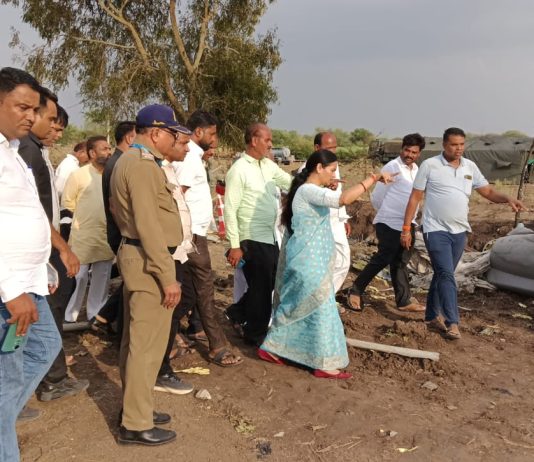 मतमोजणीच्या धामधुमीत डॉ भारती पवार यांची माणुसकी पाहून शेतकऱ्यांनी व्यक्त केली कृतज्ञता
