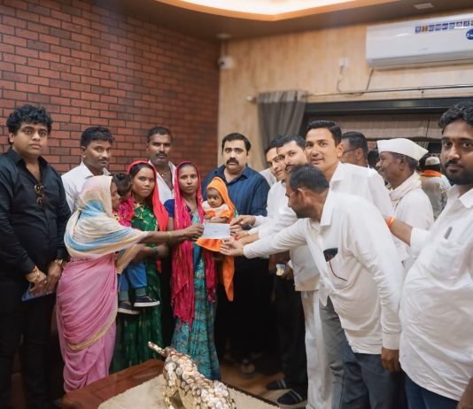 शासकीय मदतीचा ४ लाख रुपये किमतीचा धनादेश आज आमदार सुहास कांदे यांच्या हस्ते प्रदान