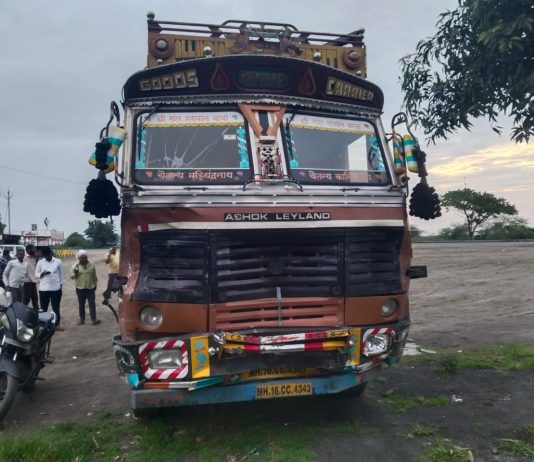 पांढरीच्या पुलावर सहा वाहनांना चिरडणारा ट्रक पोलिसांनी रंगेहाथ पकडला, सोनई पोलिसांची कामगिरी