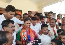 आ.राजळेंचा “पंकजाताई बाग फुलवतेरे, बिजेपीच्या कमळाचा,”तर “रामकृष्ण हारी,वाजवा तुतारी”च्या निनादात प्रतापराव ढाकणेंचा शक्तिप्रदर्शन करीत उमेदवारीअर्ज दाखल