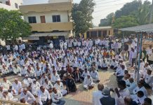 आ.राजळे वर बुथ केंद्रावर झालेल्या भ्याड हल्ल्याच्या निषेधार्थ कासार पिंपळगाव सह पाथर्डी तालुका बंद यशस्वी!