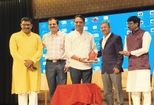 मैत्रेय फाउंडेशन, सायन ब्लड बँक तर्फे अमोल वंजारे यांचा सन्मान.