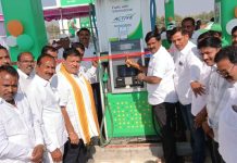 गोकुळ दौंड यांच्या वाळुंज येथील दिपाली पेट्रोल पंपाचा शुभारंभ महंत नामदेव महाराज शास्त्री, आणि प्रतापराव ढाकणे यांच्या हस्ते संपन्न