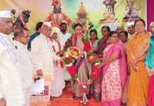 कार्यसम्राट आमदार मोनिकाताई राजळे यांनी निवडणूकीत विरोधकांचे पाणीपत करीत हॅट्ट्रिक साधुन ऐतिहासिक विजय मिळवला म्हणून कासार पिंपळगाव ग्रामस्थांच्या वतीने पेढे तुला सोहळा संपन्न!