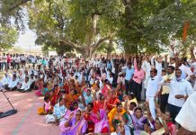 यात्रेत मुस्लिम समाजाच्या बंदीच्या वादग्रस्त ठरावास उच्च न्यायालयाच्या औरंगाबाद खंडपीठाने स्थगिती देऊन ही मढीच्या ग्रामसभेत पुन्हा 127 विरोधात 327 च्या बहुमताने ठराव मंजूर ?