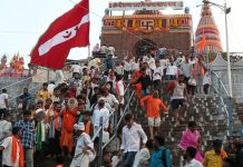 मढीतील हाऊसफुल्ल गर्दीत मानाच्या पाच कावड काठ्याच्या निशाण भेटीने फुलरबाग यात्रा संपन्न