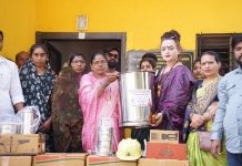 बांधकाम कामगारांना गृह उपयोगी वस्तूंच्या सेट वाटप सौ. अंजुमताई कांदे यांच्या हस्ते कामगार बांधवांना सेटची वाटप करण्यात आले.