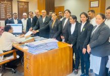 अंबेजोगाई येथील महीला वकिलाला अमानुष मारहाण करणाऱ्या गुंडाविरोधात कारवाई करण्यासाठी अहिल्यानगर जिल्हा बार असोसिएशनचे जिल्हाधिकाऱ्यांना निवेदन सादर