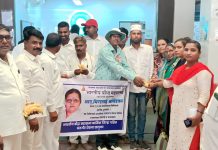 येवल्यात मीराताई आंबेडकर यांच्या वाढदिवसानिमित्त फळ वाटप