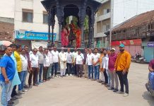 छत्रपती शिवाजी महाराज यांच्या राज्याभिषेक सोहळा दिनानिमित्त छत्रपती शिवाजी महाराज महाराज यांच्या पुतळ्यास पुष्पहार अर्पण