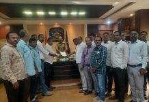 पत्रकारावर हल्ला करणाऱ्या मोन्या उर्फ प्रज्ञेश शिंदे या सराईत गावगुंडांच्या गावठी कट्टे आणि जीवंत काडतुसा सह मुसक्या आवळून केले गजाआड, कोतवाली पोलिसांची धडाकेबाज कामगिरी!