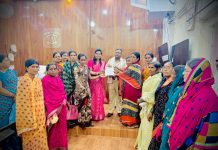 हनुमान टाकळी येथील अवैध धंदे बंद करण्यासाठी ग्रामपंचायती कडून पाथर्डी पोलिस निरीक्षक विलास पुजारी यांना निवेदन सादर