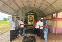 शिवसेनेचे माजी नगराध्यक्ष व बुलंद तोफ स्व. राजाभाऊ छाजेड यांची अनकवाडा येथील समाधीवर पुष्पहार अर्पण करून अभिवादन